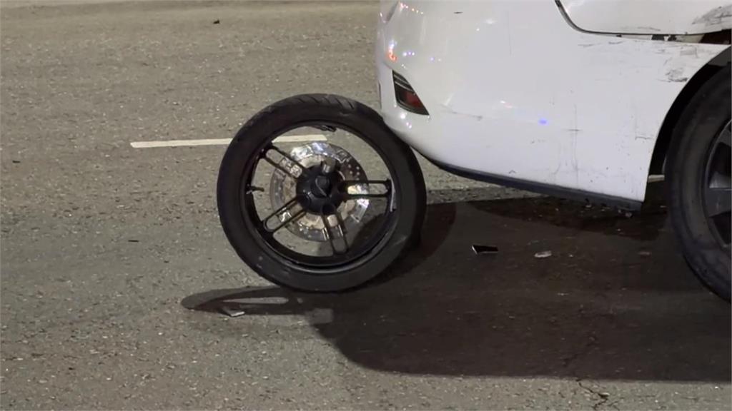 驚險！　高雄轎車疑「違規左轉」撞騎士　機車前輪「離家出走」滾車底