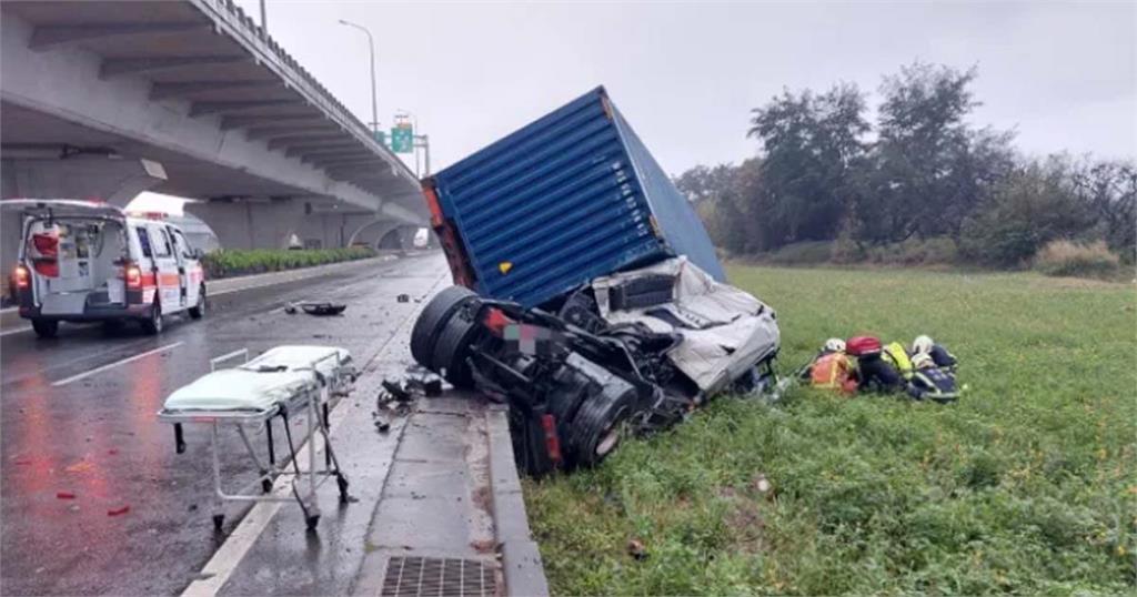 快新聞／桃園台61線聯結車翻落高架橋！ 車頭全毀駕駛命大脫困