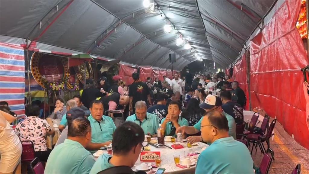 暴雨又來！　台南風神廟"流水席"　　信眾頂大雨吃辦桌