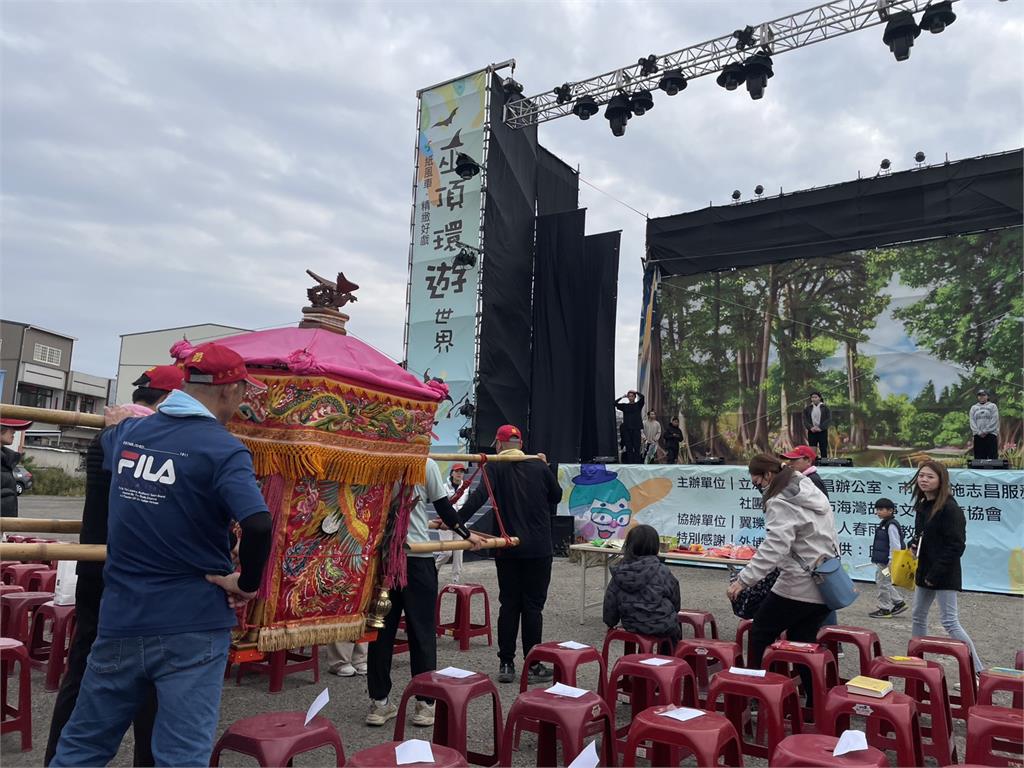 媽祖也想看!紙風車彩排 白沙屯媽祖突停駐舞台前