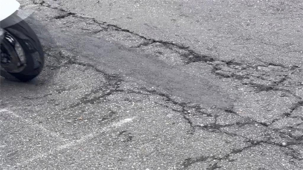 逢甲商圈柏油脫落疑害車輛爆胎　三角錐遭移除　民眾憂恐摔車