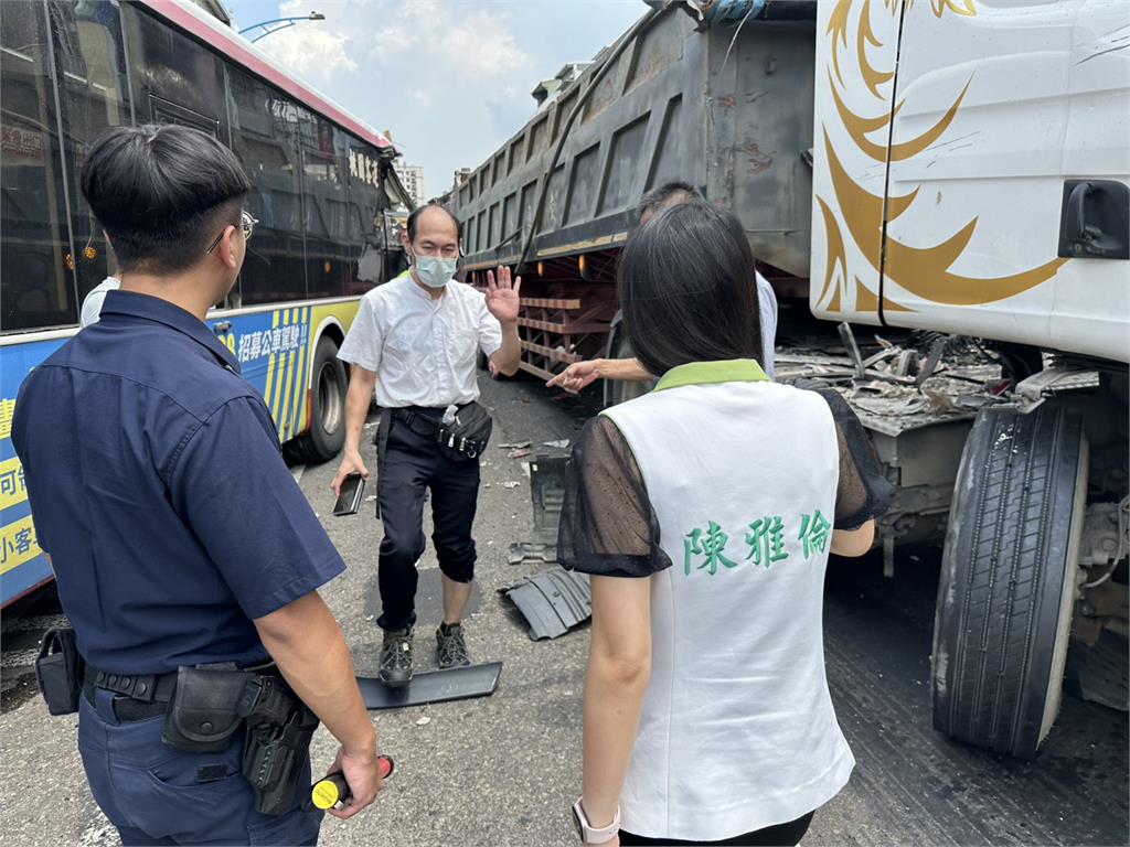 快新聞/桃園龜山砂石車追撞公車 6名乘客受傷、近600戶停電搶修中