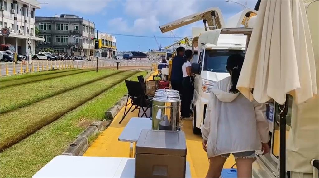 高雄輕軌列車行經駁二市集 撞攤商遮陽傘 一度停駛5分鐘