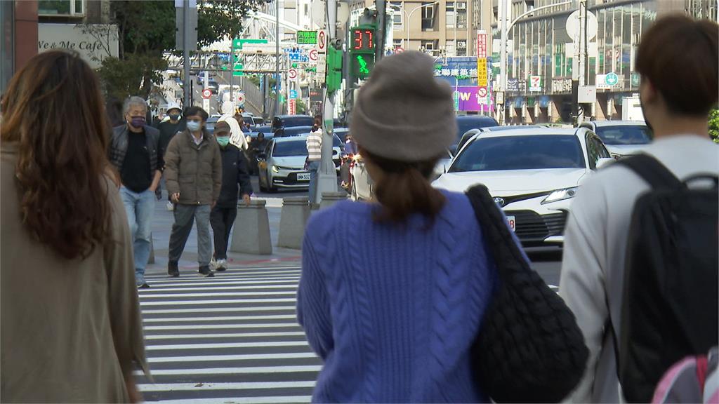 行人邊講電話邊違規穿越馬路 駕駛已急剎禮讓竟被「比中指」
