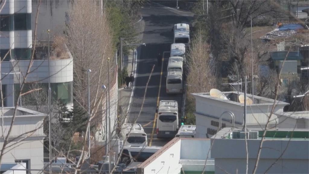 駁潛逃傳言? 韓媒拍到疑似尹錫悅現身官邸