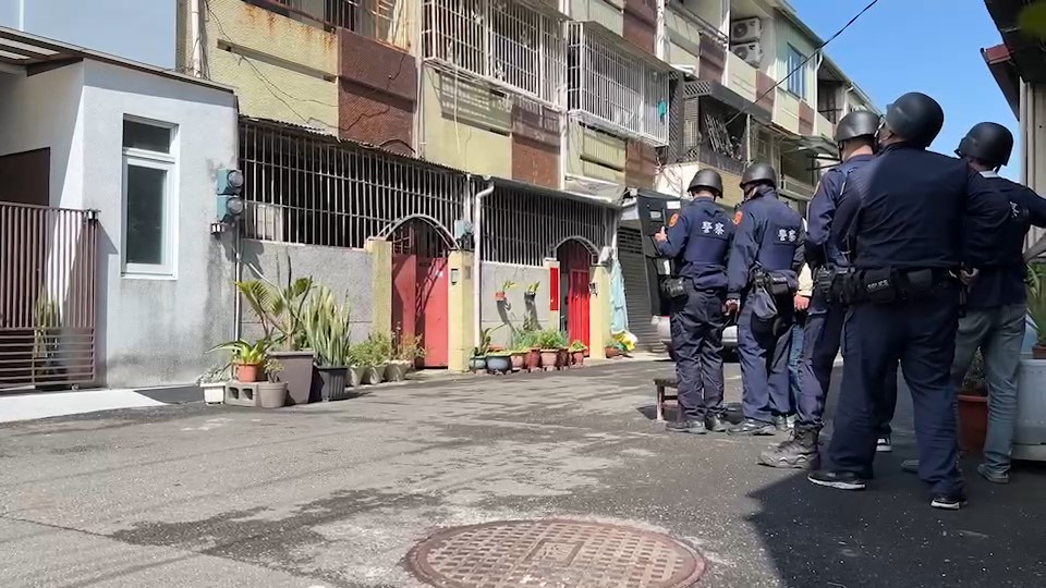 快新聞／台南警匪對峙「槍毒犯跳窗逃跑」　橫跨多棟民宅還亮槍拒捕