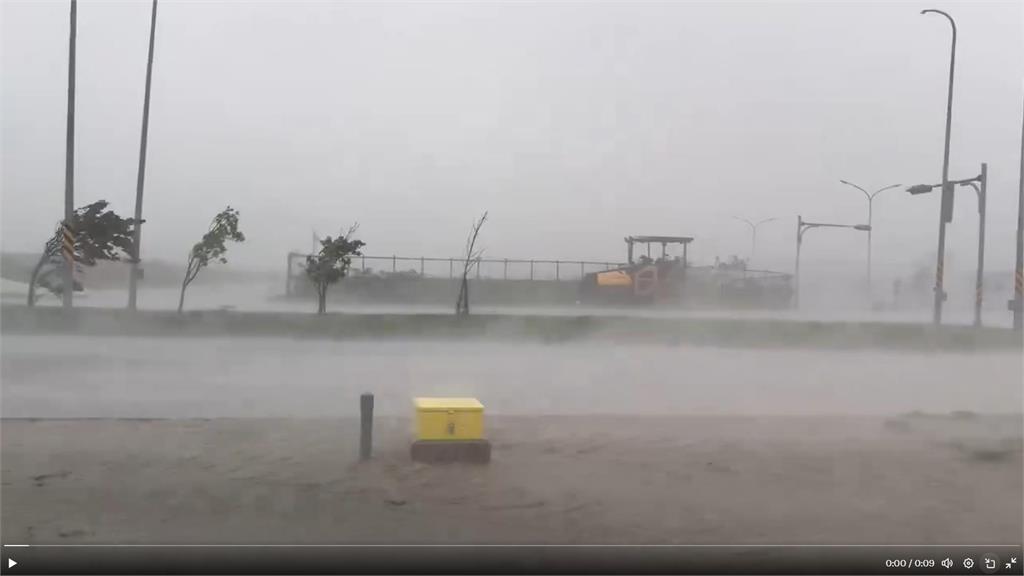 山陀兒襲高雄！英美2追風者親睹「即時畫面」狂風暴雨全錄下吸萬人朝聖