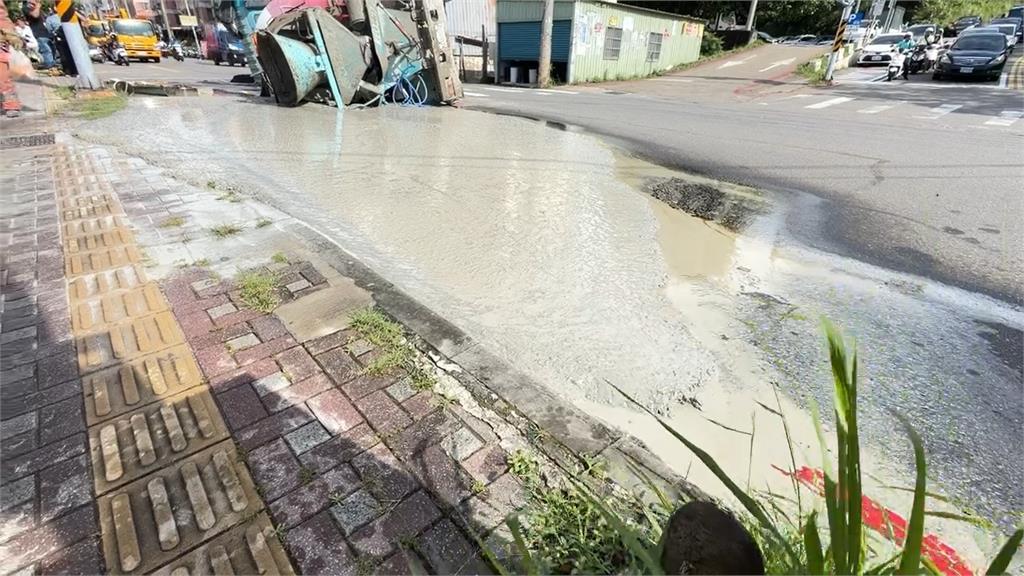 快新聞／水泥預拌車翻覆！新竹路口瞬間變「灰白河」驚悚畫面曝光
