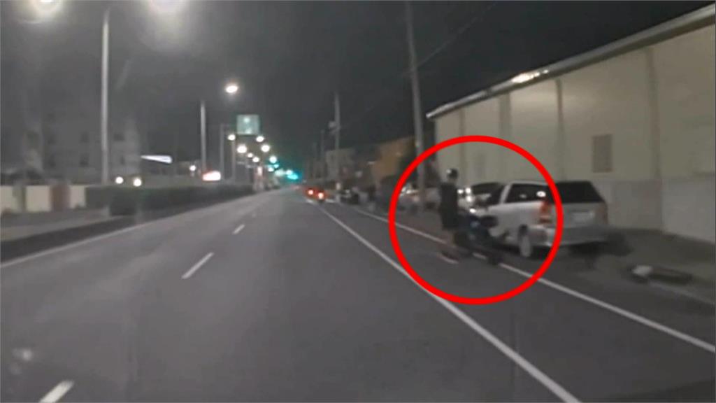 台南移工酒駕撞車逃逸 腳踏車卡車底沿路冒火花