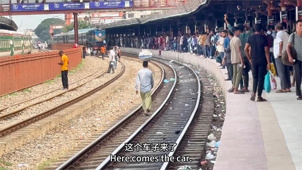 這也太刺激了!中國男體驗孟加拉超載火車 見小孩「跳車」險被嚇死