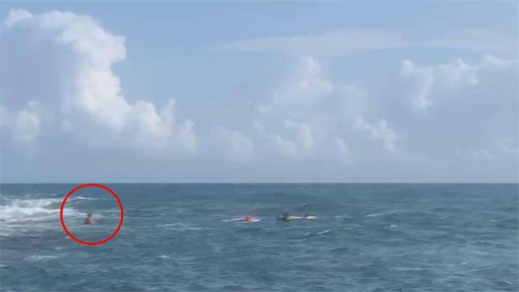 風浪太大!男子浮潛體力透支 海巡「動力式救生圈」迅速救援