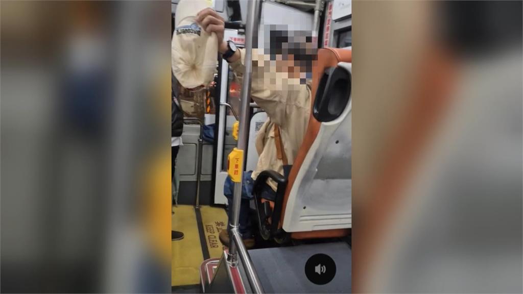 公車乘車糾紛！女控訴七旬翁插隊把人撞飛搶座位　雙方爆激烈爭執