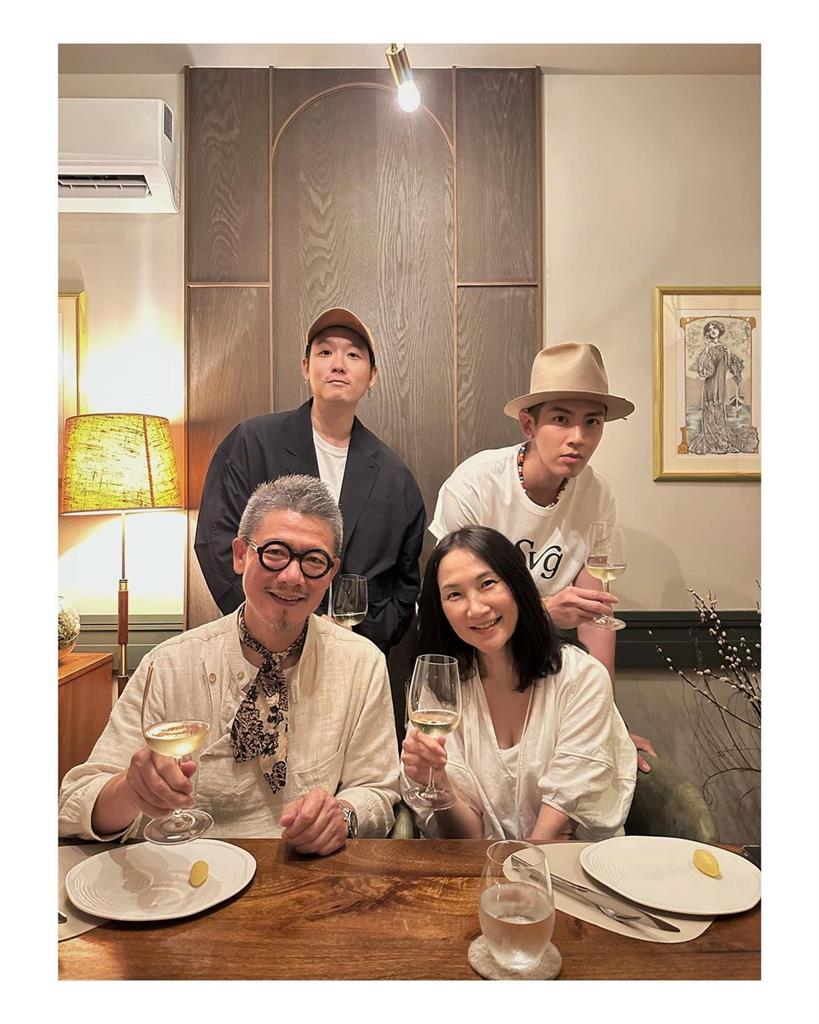 柯震東出賣媽媽「年輕素顏照」!清秀臉蛋「撞臉周迅」粉暴動:婆婆好美
