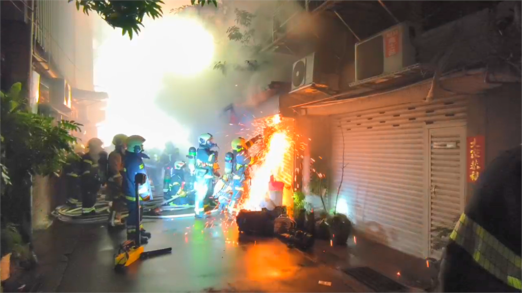 最新／北市延平北路五段大量煙濃冒出　消防已救出3人