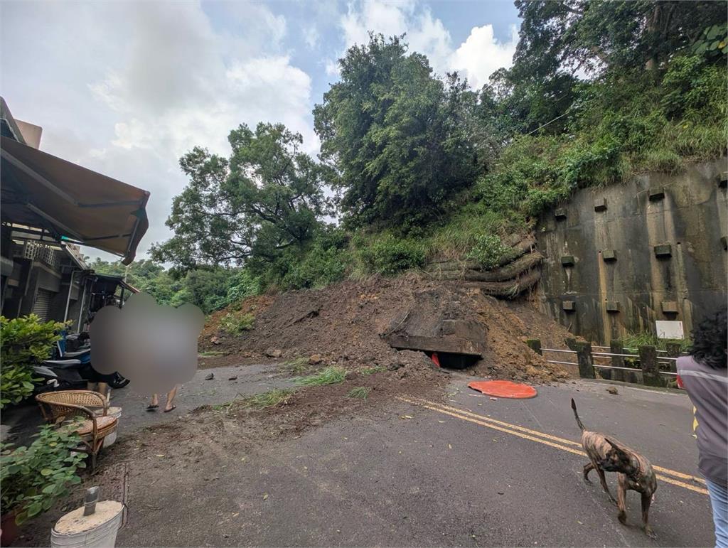 驚險一瞬間！高雄小港三層樓高擋土牆坍塌　整片土石、樹木滑落壓毀機車