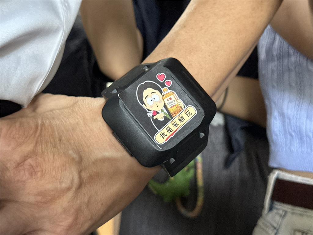 快新聞／柯文哲走出警局了！戴「電子手環貼1圖案」喊：下次看有沒有項圈？