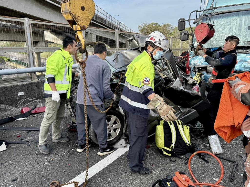 快新聞／國3嚴重車禍！大貨車撞6小客車連撞釀6傷　疑駕駛恍神釀禍