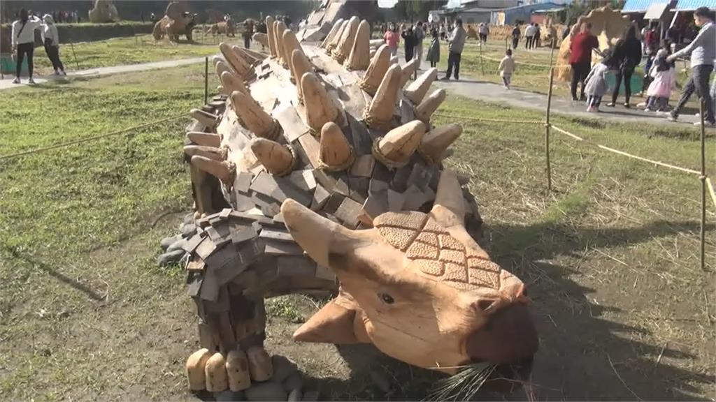 花蓮富里鄉稻草藝術季　稻梗、漂流木編製巨大恐龍