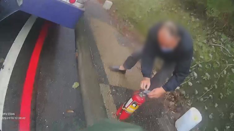 基隆公車突竄黑煙乘客嚇逃　外送員路過協助司機滅火