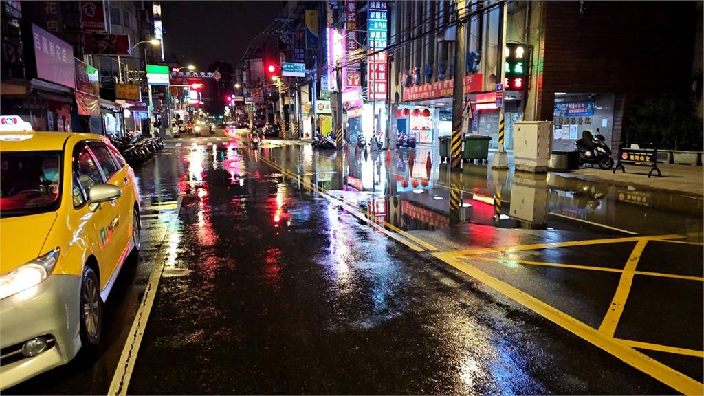 快新聞/新北板橋凌晨自來水管破裂「馬路如湧泉狂冒水」 現場畫面曝光