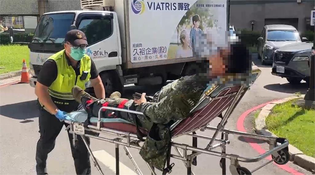 最新／五楊高架桃園段4車連環撞！軍車撞遊覽車釀11傷　女司機一度受困