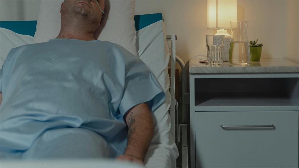 阿北出國「腿抽筋送醫」10分鐘突猝死！遺體返家「心臟竟被摘」家屬哭求真相