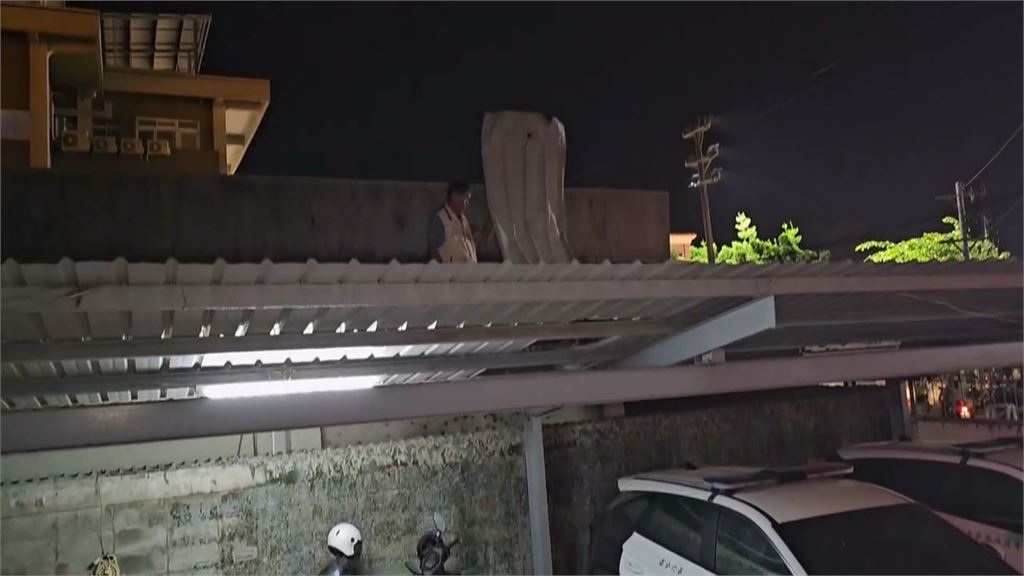 灣裡萬年「建醮慶典」放煙火　遭強風吹偏炸對面警局停車棚