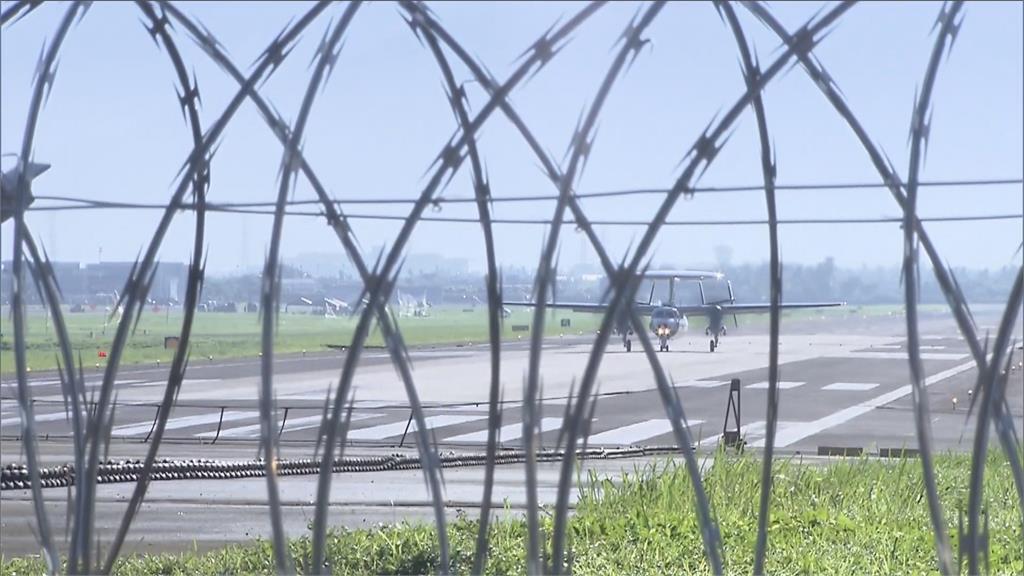 漢光演習預演戰機起降屏東機場　軍事迷一早跑道端搶拍