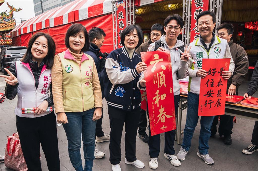 快新聞/賴桑、小英總統春聯夯!蘇巧慧板橋親發 半小時內千份被搶光