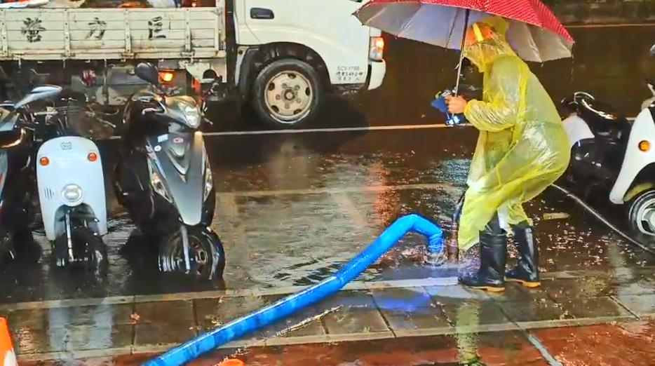 圖輯／22日晚間夜豪雨成災　北台灣各地陸續傳淹水、樹倒等災情