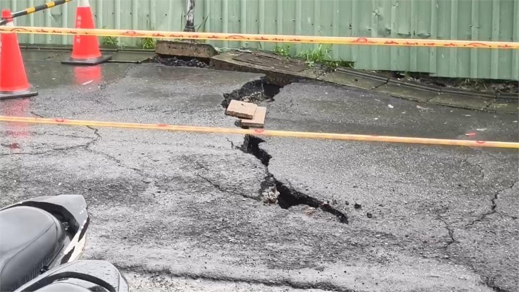 快新聞／豪雨沖走地基！高雄楠梓路面塌陷　現場急拉封鎖線