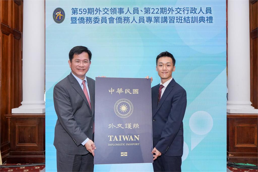 快新聞／賴總統親自見證！50名外交新兵正式入列　林佳龍霸氣喊話曝光