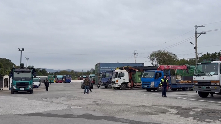 疑未拉手煞車 男趴車底修車遭輪輾壓身亡