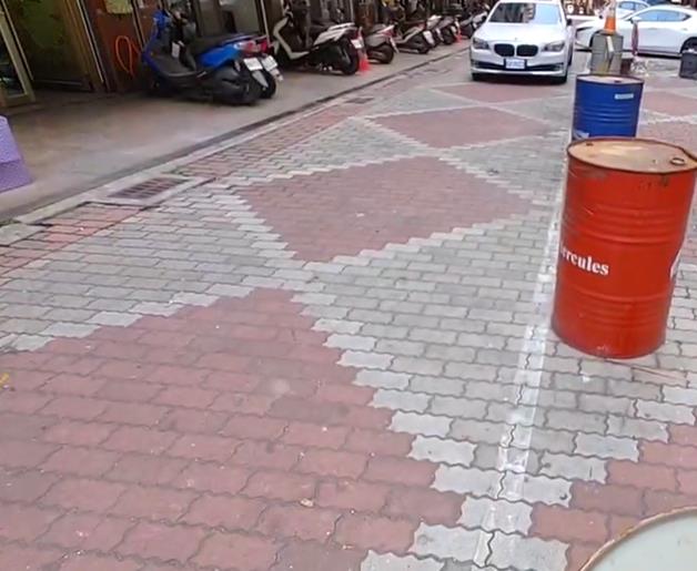 "3樓拋狗墜樓"害重傷 男子欲落跑遭鄰居圍堵