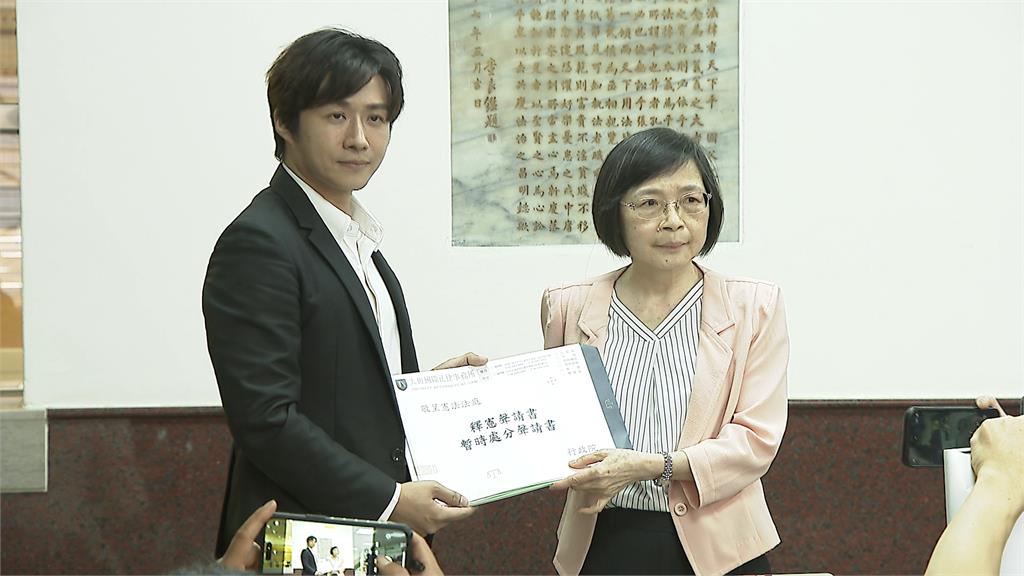 憲法法庭攻防! 政院律師李荃和帥到網友歪樓讚「帥爆了」