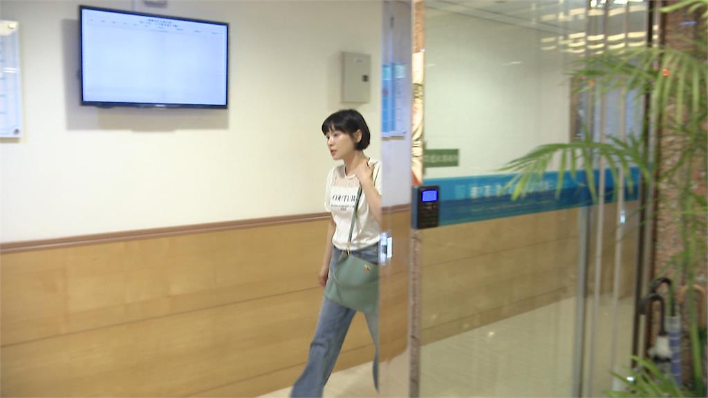 轉載圖卡槓上律師李怡貞！　今二審開庭、陳沂拚無罪