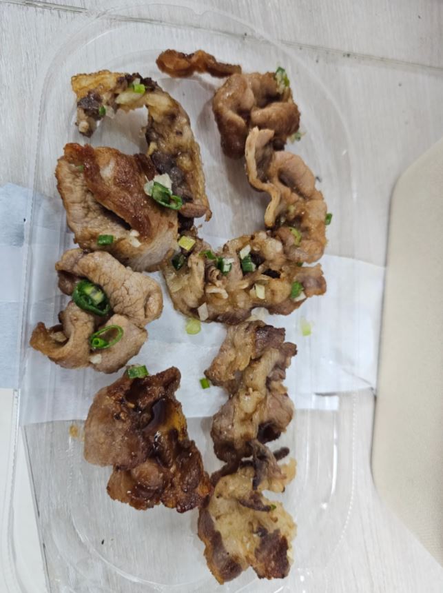 差太多！燒肉便當被抓包「肉量大縮水2/3」　集團致歉：改善流程