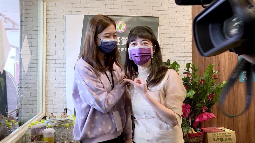 遭嗆唱歌難聽 高嘉瑜投票後大唱《心花開》