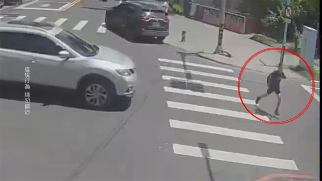 宜蘭學童下車闖紅燈險釀撞 駕駛嚇壞急煞