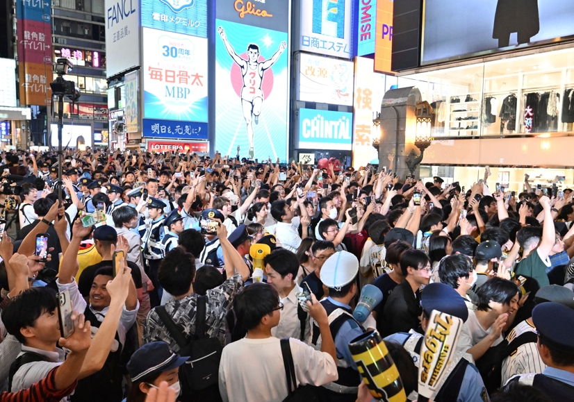快新聞/日職阪神虎時隔18年封王 球迷擠滿道頓堀畫面曝光