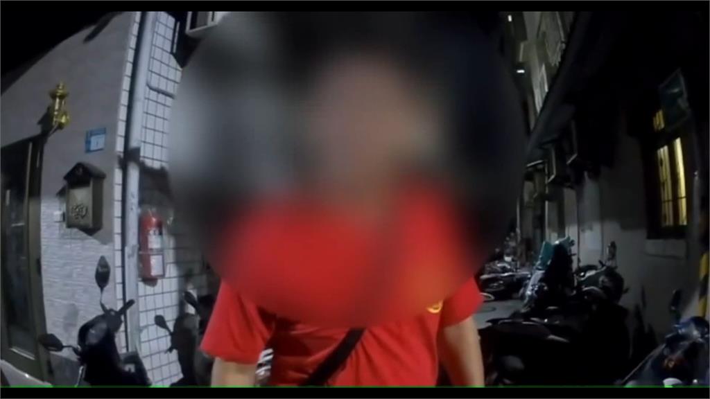 有夠盧！醉男大鬧遭扛上警車　掙扎如"泥鰍"險遭車門夾頭