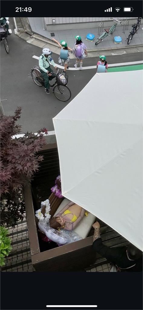 25歲日本暗黑女星開心拍片「隔牆就是小學生」!畫面曝光網罵翻:有縫隙