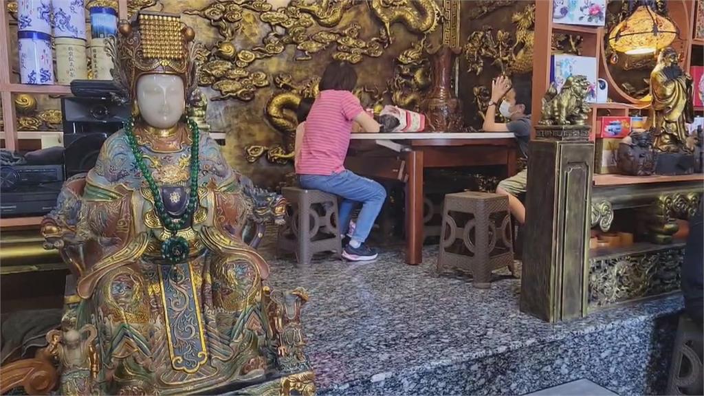 這間廟宇有「飄香」 東港特色神明廳風餐廳掀話題