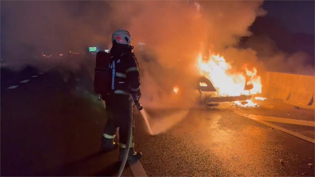火警頻傳!國道一號「火燒車」駕駛跳車逃生 花壇鄉食品工廠起火、無人傷亡