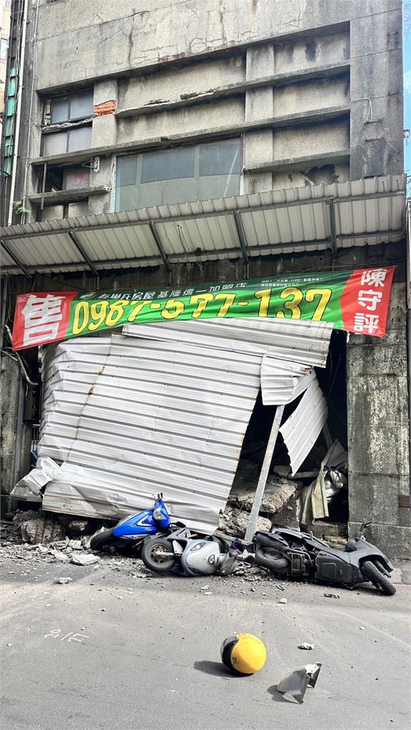 基隆待售老公寓突坍塌 壓毀3機車!市府勘驗要求拆除