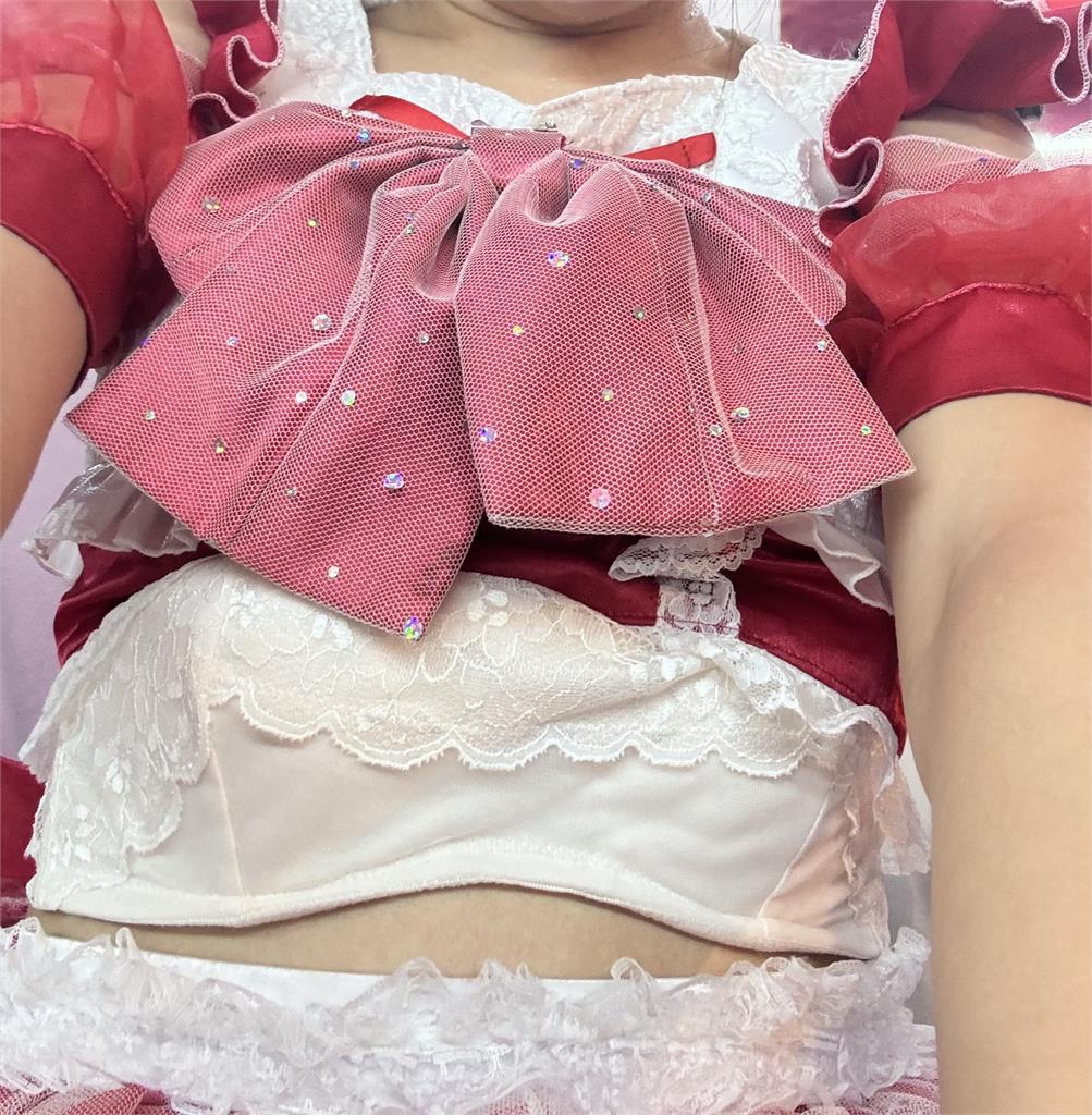 女偶像跳舞太大力「內衣整件滑落」粉絲全看光！下台後秒崩潰：爸媽都要哭了