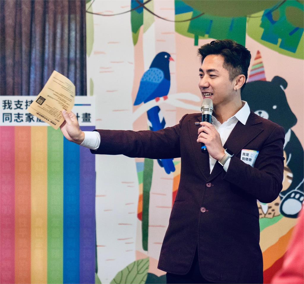 媒體人鄒宗翰找代理孕母「拒絕收養」 倡議圖文網罵「Cos產婦」他親回了