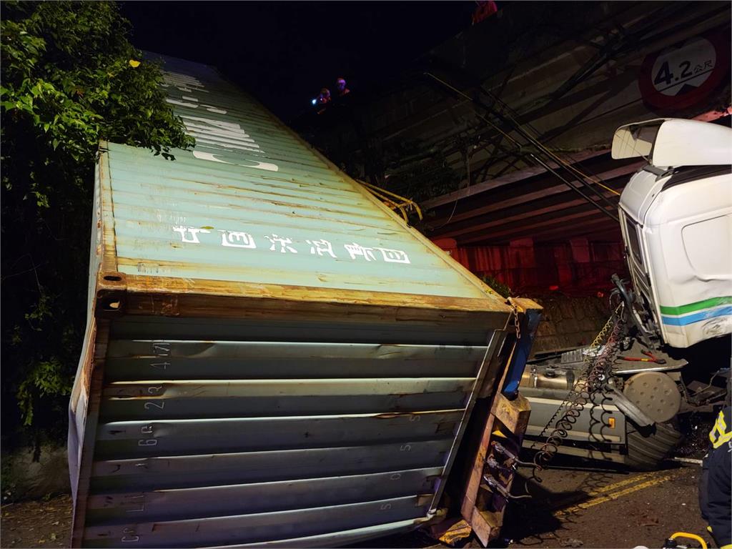 快新聞／國1貨櫃車衝出護欄墜落平面道路　轎車慘遭砸中釀2傷