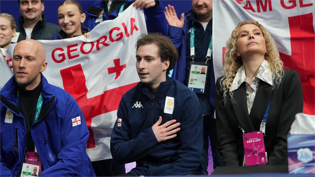 奧運史上最狂「分身術」！教練「1人帶13國」 15分鐘換一次隊服全場看呆