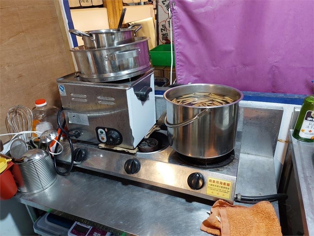 快新聞/高雄龍華市場「翠紅冷麵」食安出包!14人吃完後腹瀉 衛生局今勒令停業1週